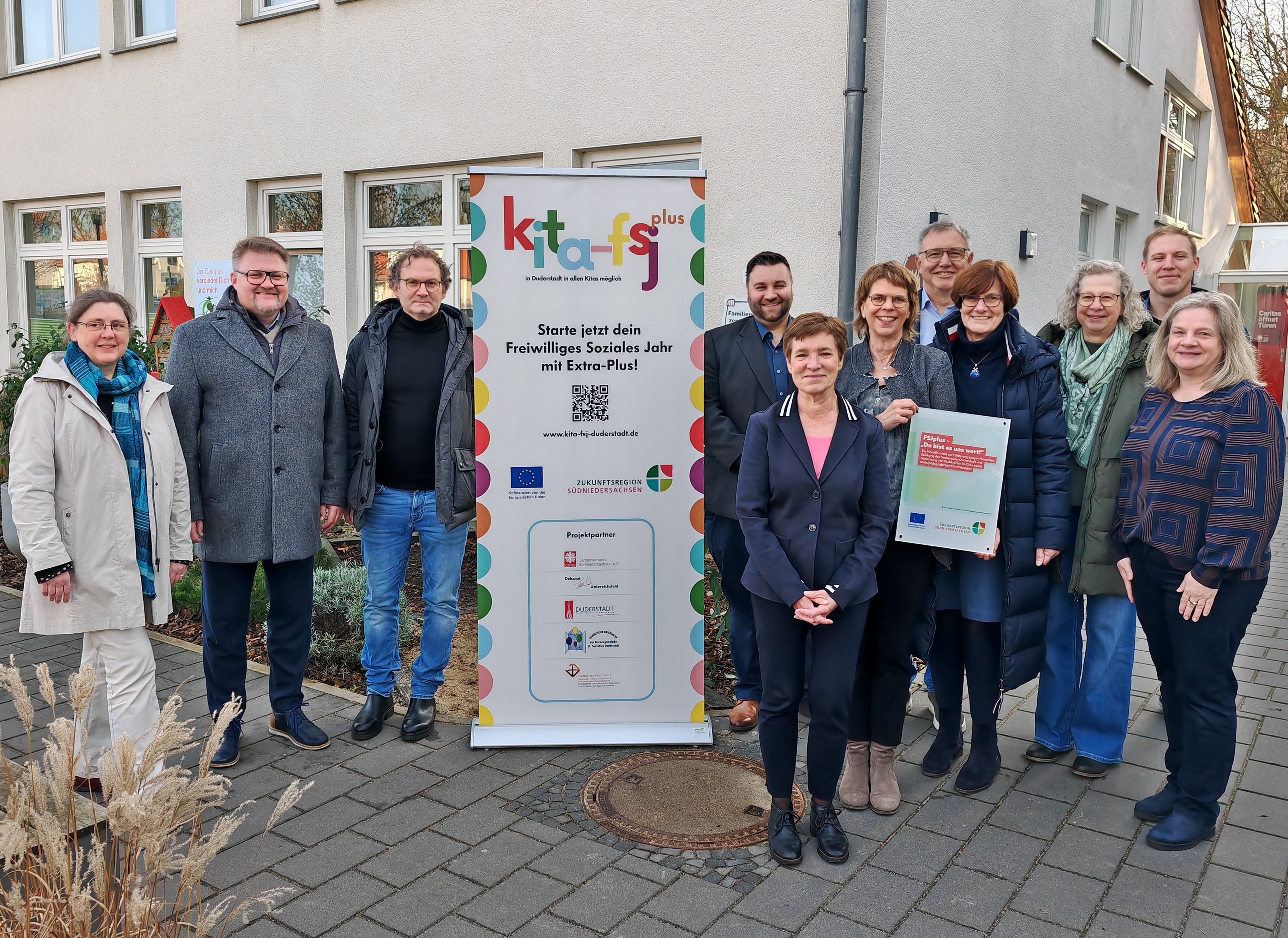 Machen sich gemeinsam stark für die Sozialregion Duderstadt (von links): Schwester Dr. M. Dorothea Rumpf, Bürgermeister Thorsten Feike, Thomas Naumann, Rico Krieger, Astrid Paus, Andrea Hummelsiep, Ralf Regenhardt, Heike Jagemann, Bettina Steinmetz, Moritz Heller und Daniela Matzka. | Foto: Claudia Nachtwey / cps